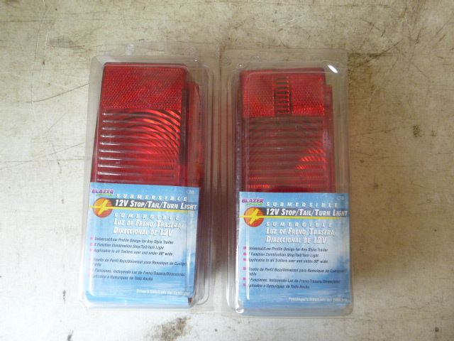 lot 29 image: 2 Blazer Submersible StopTailTurn Lights