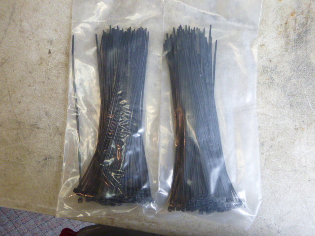 lot 72 image: 2 Bags of 8 Cable Ties