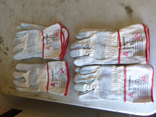 lot 114 image: 4 Pair of Schwerin-V Gloves