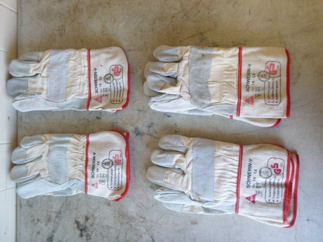 lot 115 image: 4 Pair of Schwerin-V Gloves