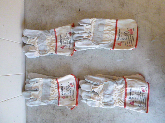 lot 116 image: 4 Pair of Schwerin-V Gloves