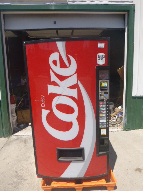 lot 5 image: Coca-Cola Vending Machine