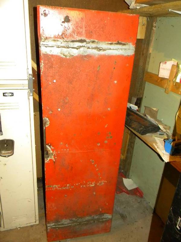 lot 27 image: Steel Cabinet