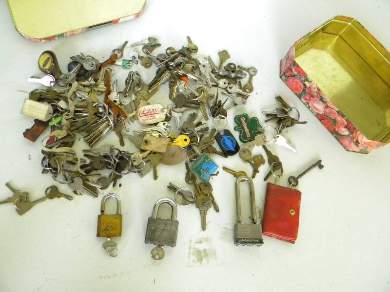 lot 33 image: Large key and Padlock Lot