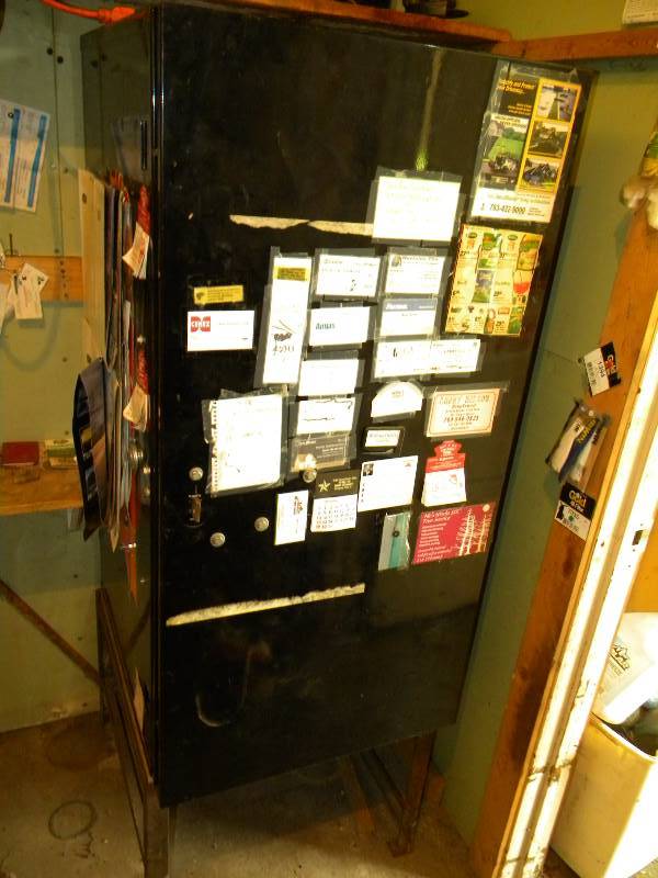 lot 37 image: Metal Cabinet