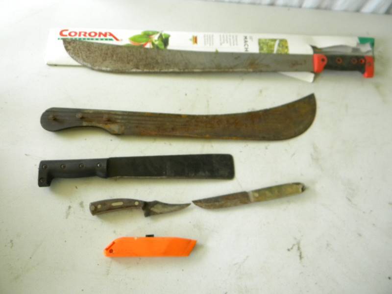 lot 84 image: Machete and Knife Lot