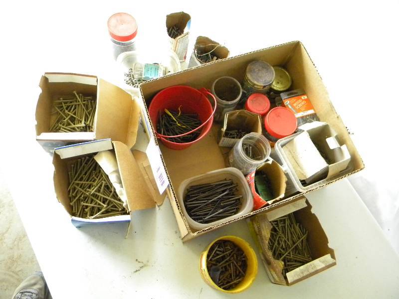 lot 93 image: Lot Of Screws
