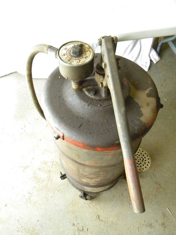 lot 108 image: Philube Gear Oil Station