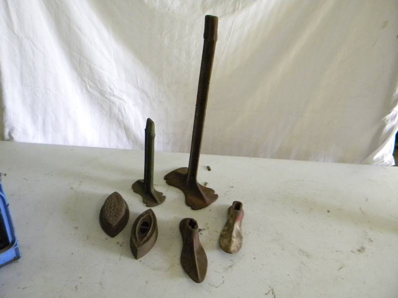lot 146 image: Vintage Cobblers Set and Iron