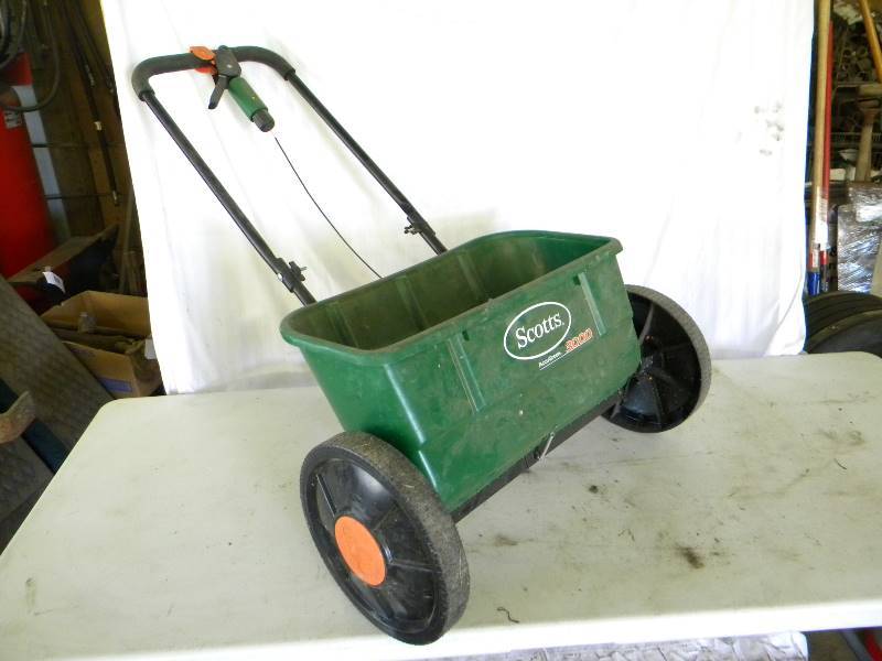 lot 252 image: Scotts Accugreen Spreader