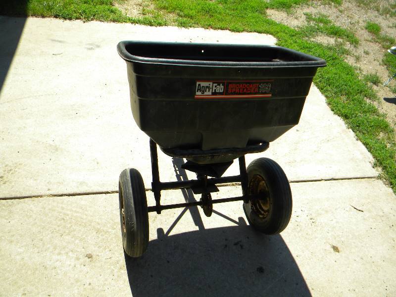 lot 259 image: Agri-Fab Fertilizer Spreader