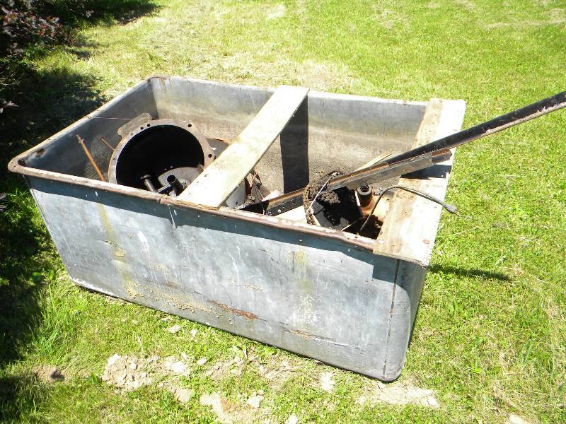 lot 283 image: Metal Tub Containing Car and Tractor Parts