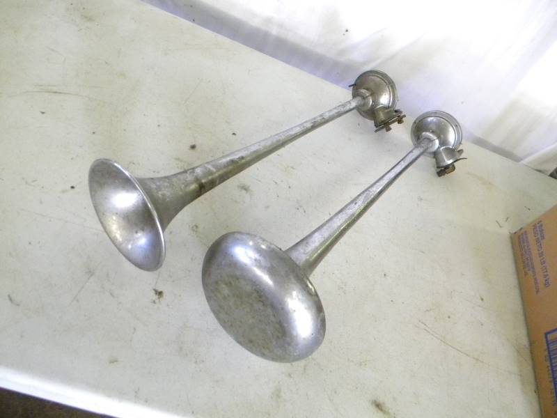 lot 229 image: Vintage Air Horns