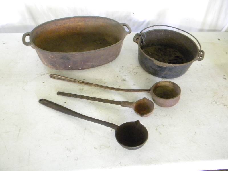 lot 209 image: Vintage Cast Iron Pots and Ladles