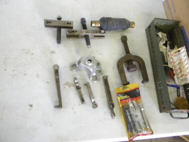 lot 196 image: Snap On Pulley Pullers Lot