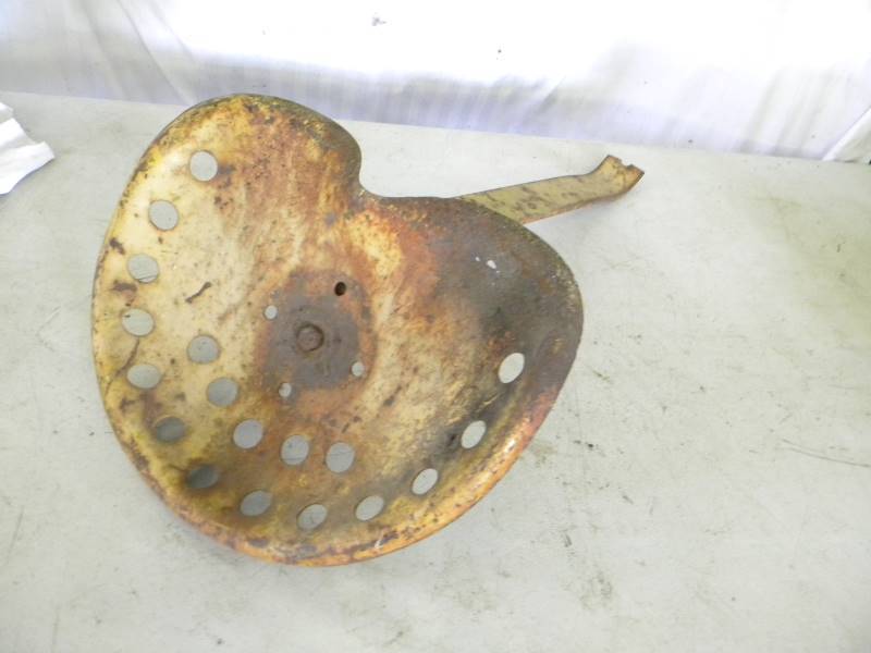 lot 373 image: Tractor Seat