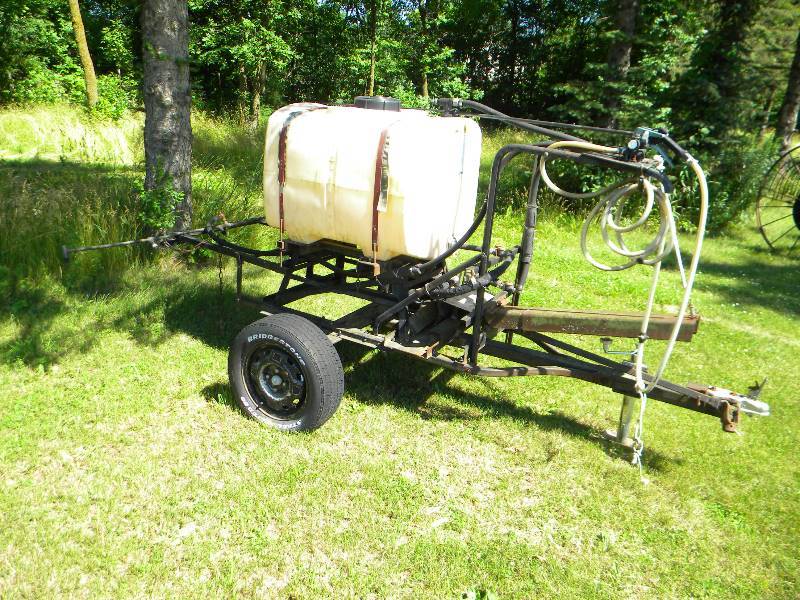 lot 405 image: 100 Gallon Fertilizer Tank Sprayer