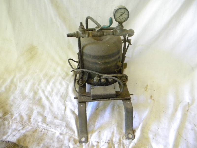 lot 413 image: Vintage Mini Air Compressor