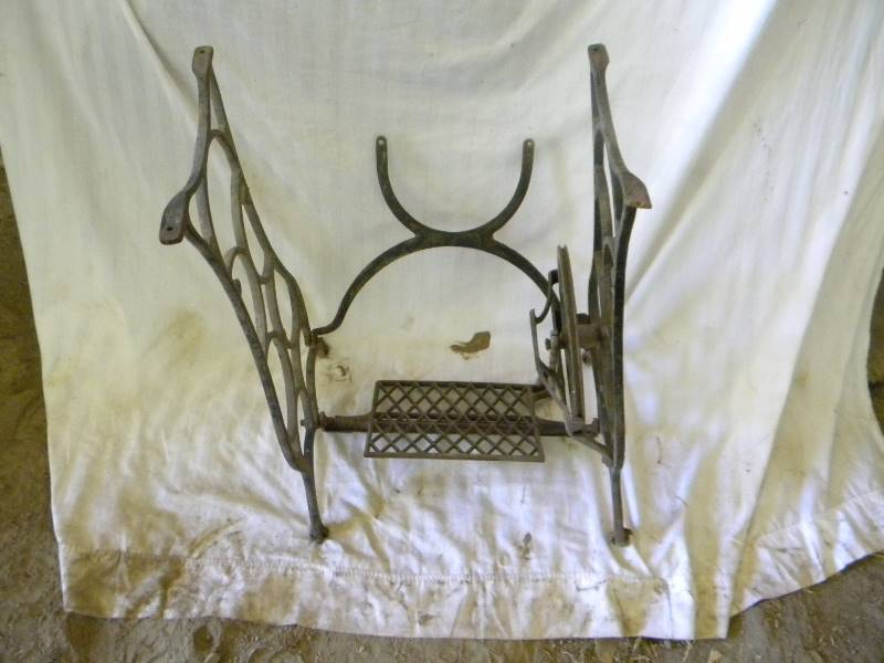 lot 414 image: Vintage Treadle Sewing Machine Base