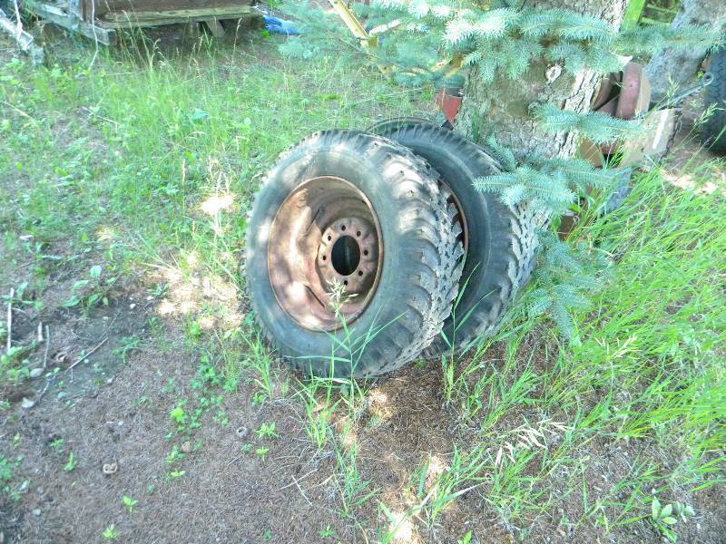 lot 438 image: Large Tires and Rims Lot
