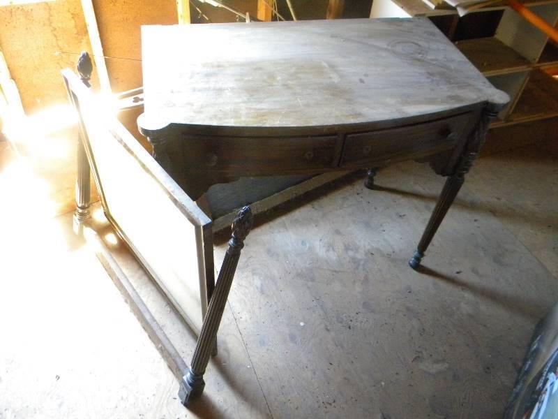 lot 461 image: Vintage Vanity and Mirror