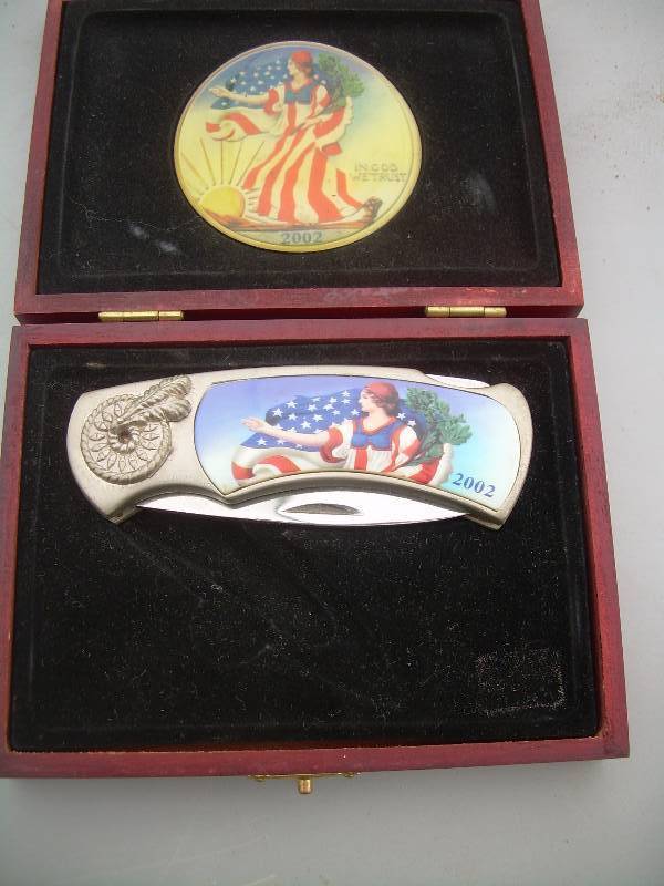 lot 3 image: COLLECTOR 2002 IN GOD WE TRUST KNIFE