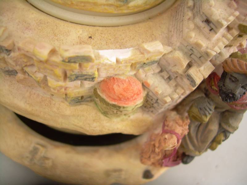 lot 17 image: VINTAGE MUSICAL FIGURENE