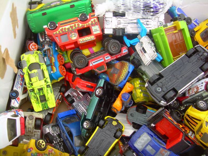 lot 19 image: COLLECTIBLE HOT WHEELS AND MATCHBOX CARS
