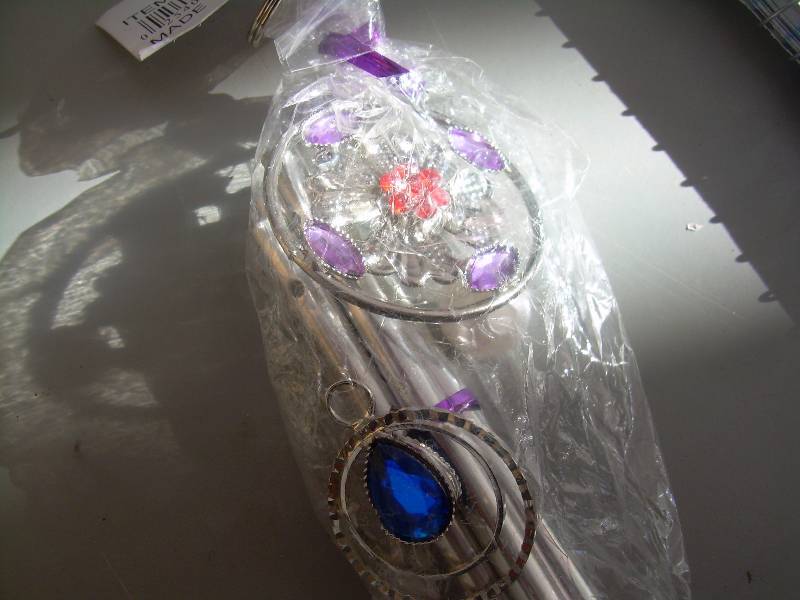 lot 22 image: SMALLER WIND CHIMES