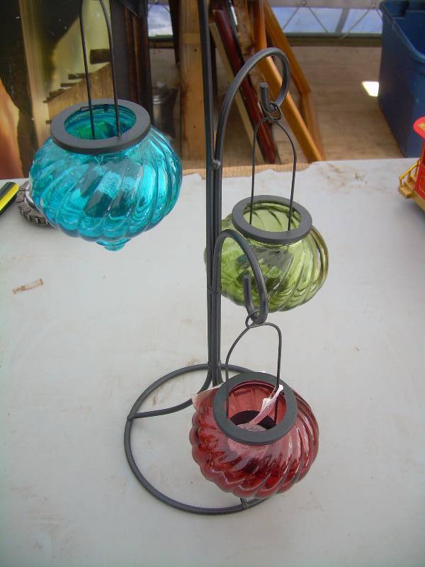 lot 24 image: HANGING TEALIGHT CANDLE HOLDER