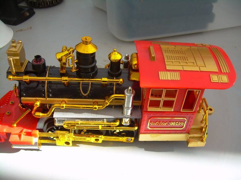 lot 27 image: BATTERY OPERATED TRAIN