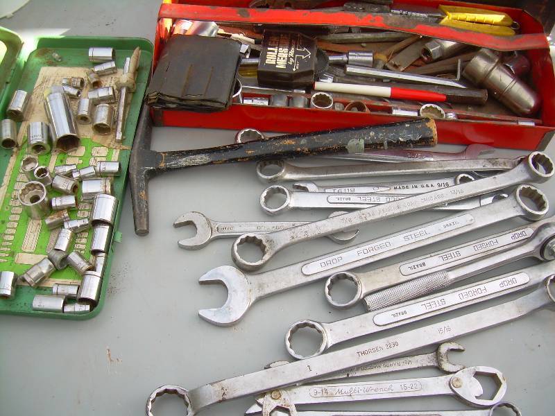 lot 33 image: METRIC SOCKETS , STANDARD WRENCHES , AND MISC