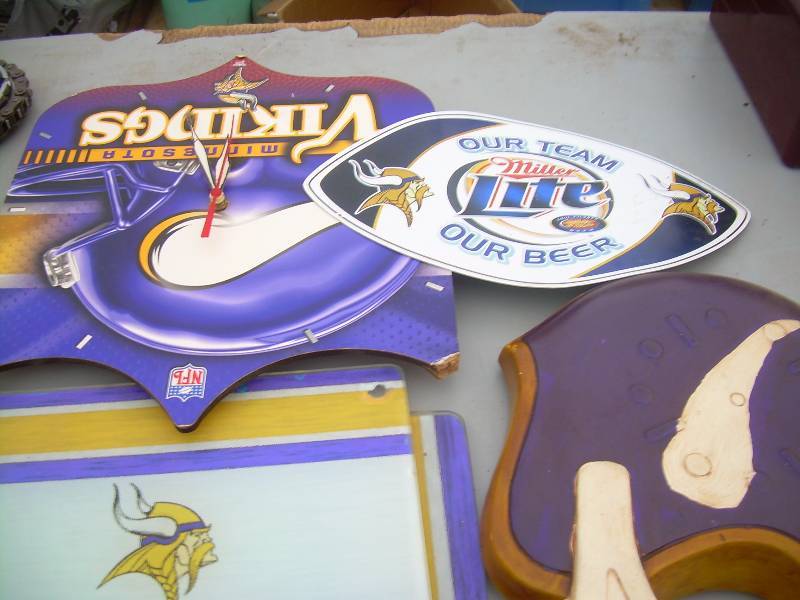 lot 53 image: 2 MN VIKINGS CUTT5ING BOARDS 1 CLOCK AND A WALL HANGING