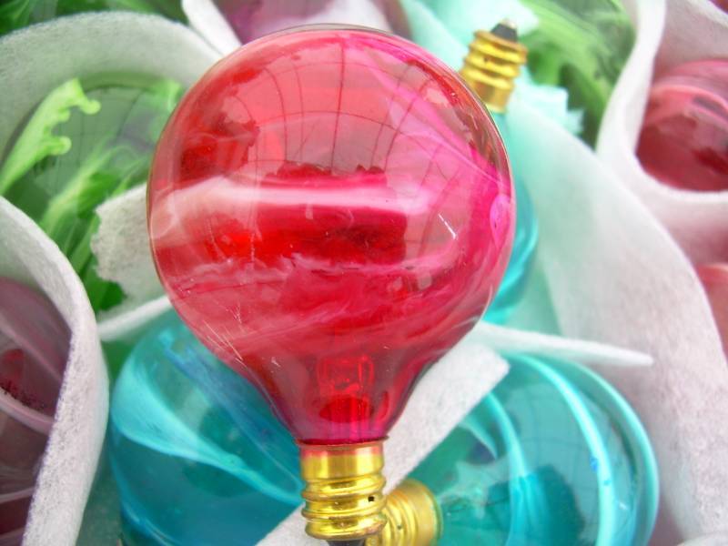 lot 62 image: SWIRLED LIGHT BULBS