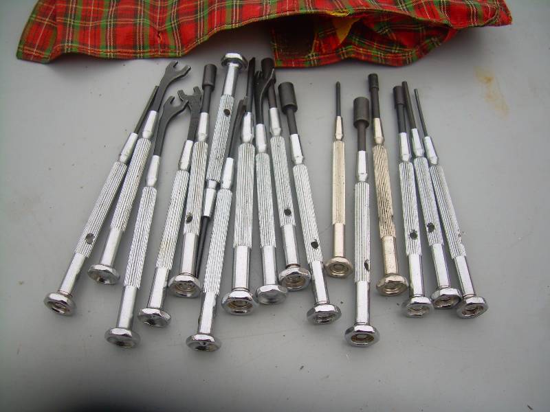 lot 72 image: SET OF SMALL TOOLS