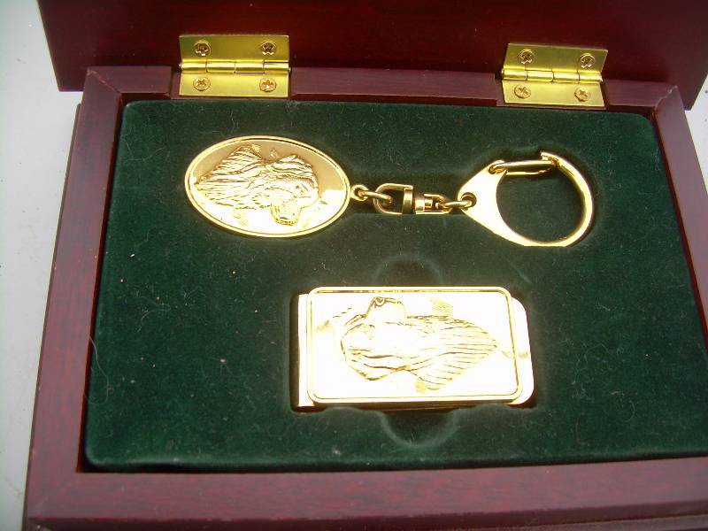 lot 86 image: COLLECTIBLE KEY CHAIN AND MONEY CLIP