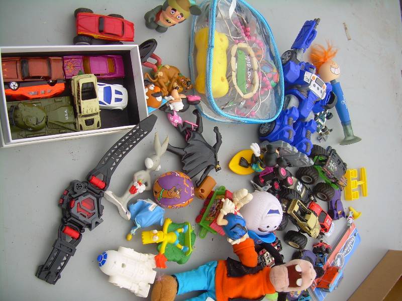 lot 87 image: COLLECTIBLE TOYS