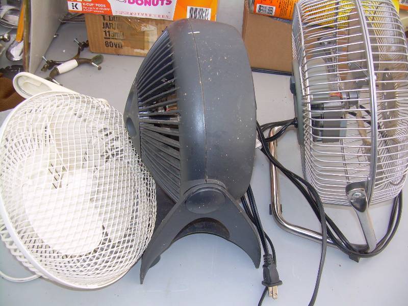lot 92 image: 3 TABLE FANS