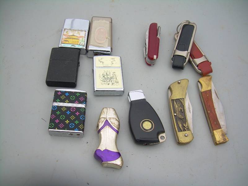lot 108 image: COLLECTIBLE LIGHTER AND KNIVES
