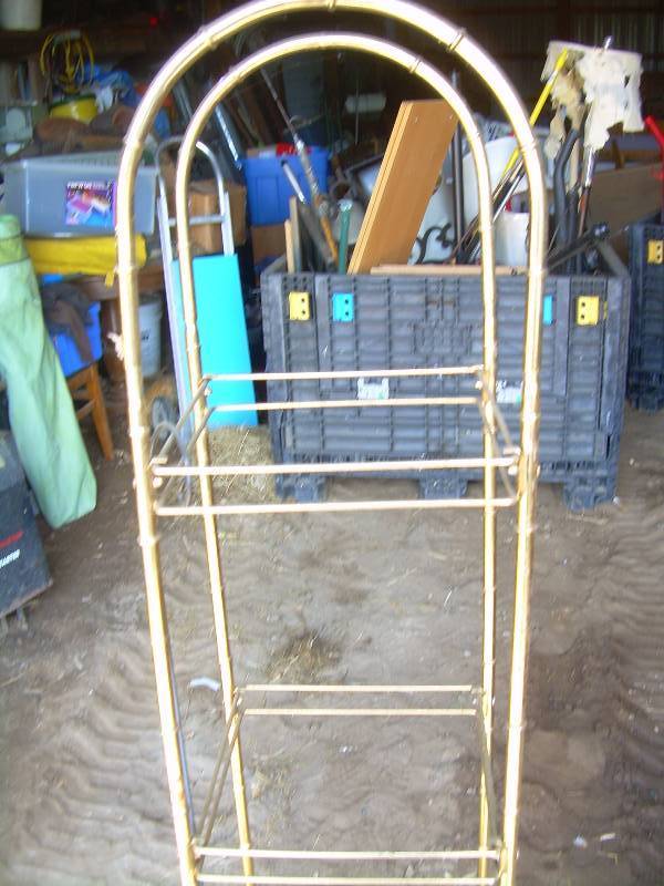 lot 113 image: ANTIQUE METAL STAND