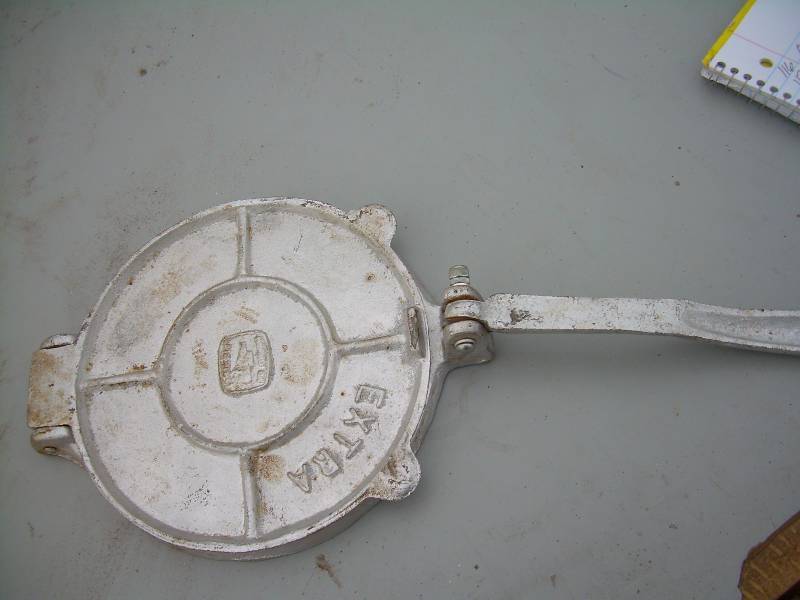 lot 120 image: VINTAGE METAL HAMBERGER PRESS