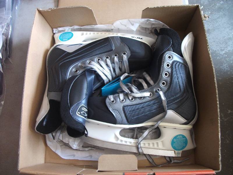 New Nike Air Quest 5 Sr. Size 7