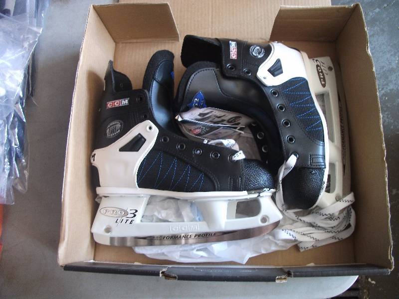 New CCM Tacks 252 Boys Size 5 12