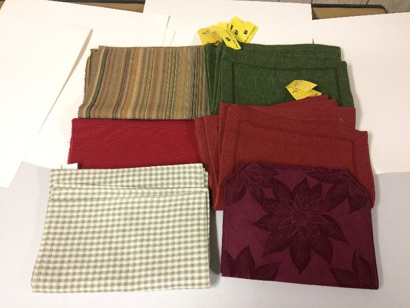 lot 22 image: 22 Vintage Cloth Placemats