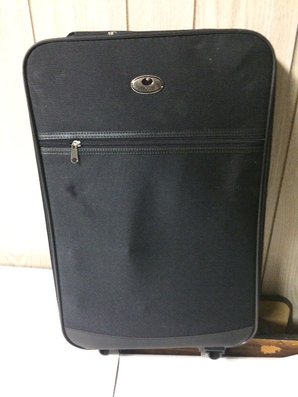 lot 44 image: Never Used Black Vinceli Handled Wheeled Suitcase