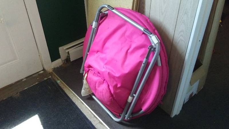 lot 70 image: Bright Pink Folding Papasan Chair