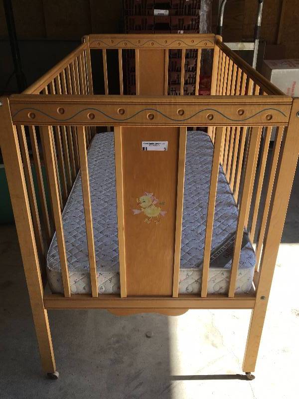 lot 3 image: VINTAGE CRIB