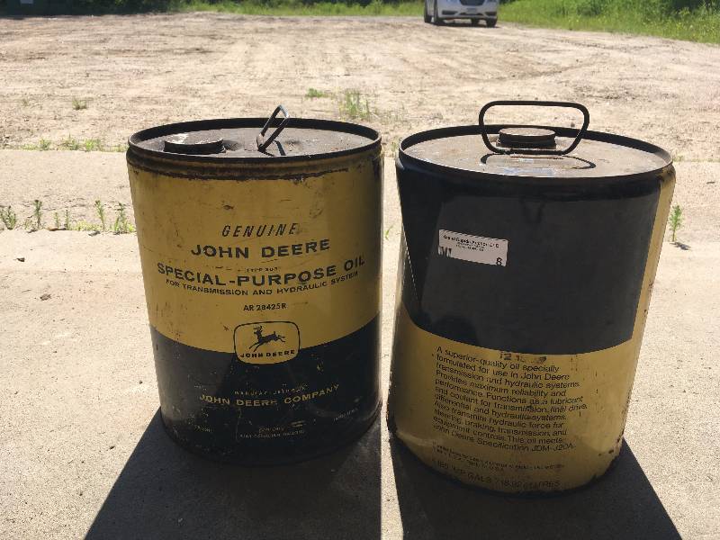lot 8 image: VINTAGE JOHN DEERE OIL CANS