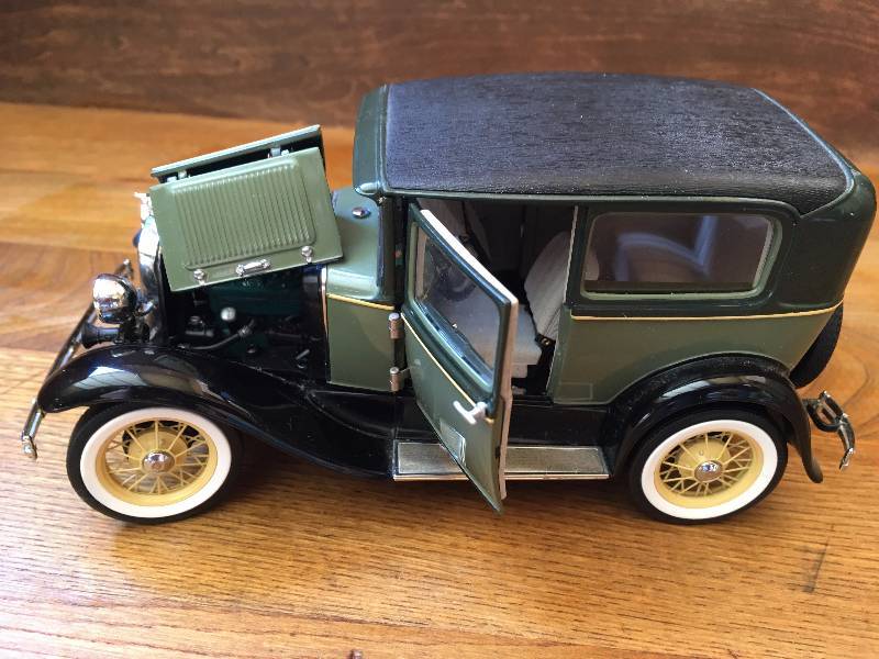 lot 19 image: FRANKLIN MINT COLLECTIBLE 1934 MODEL A TUDOR