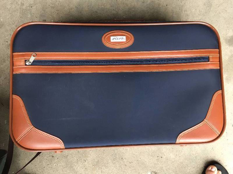 lot 33 image: SUITCASES